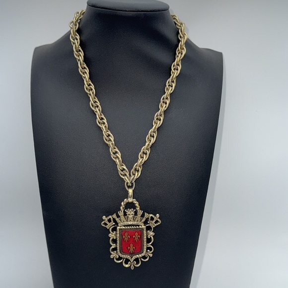 Vintage gold tone family crest fleur de lis royalty large charm pendant necklace - Picture 1 of 11